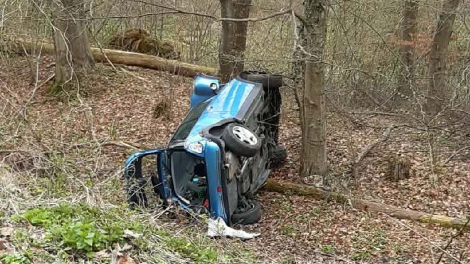 Bochnia: Samochód wypadł z drogi i spadł ze skarpy. 19-latka za kierownicą