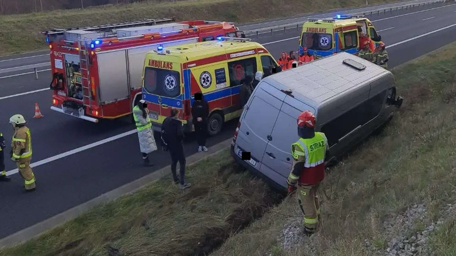 Bus wjechał do rowu na autostradzie A4 pod Brzeskiem