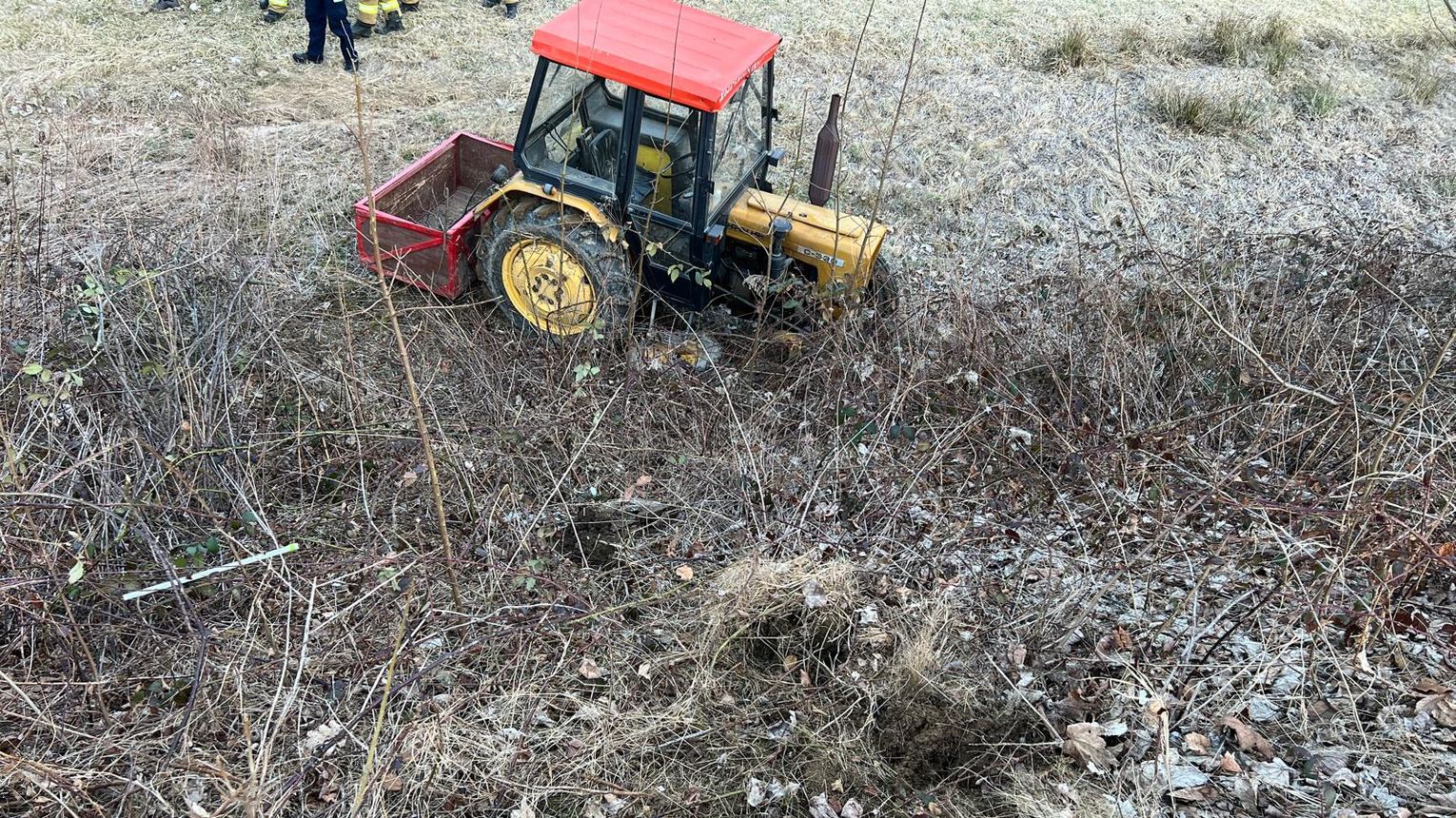 Ciągnik rolniczy koziołkował ze wzniesienia. Ranny traktorzysta trafił do szpitala