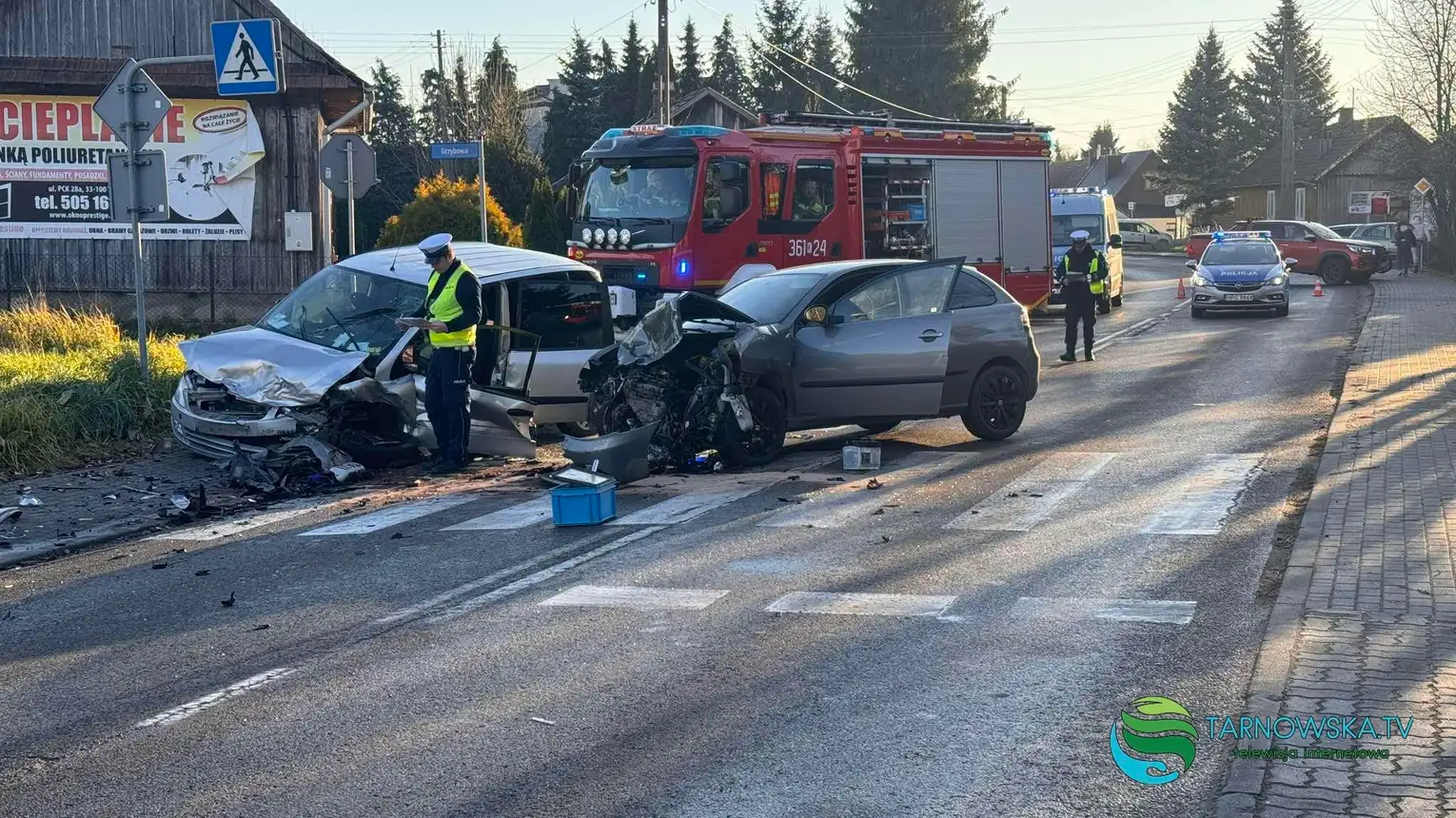 Czołowe zderzenie dwóch samochodów na ul. Klikowskiej w Tarnowie. Są osoby poszkodowane