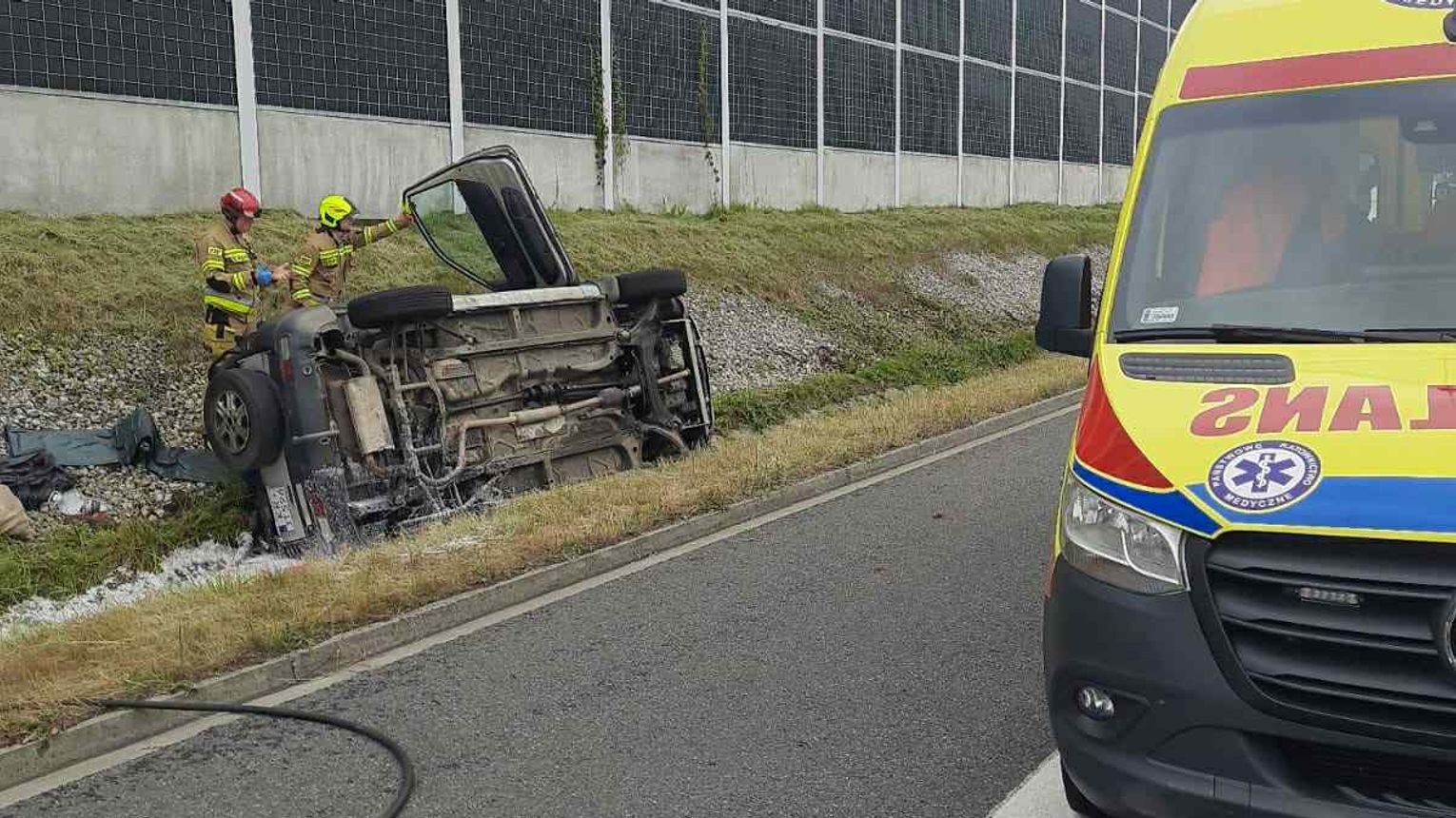 Dachowanie samochodu osobowego na autostradzie A4 pod Brzeskiem