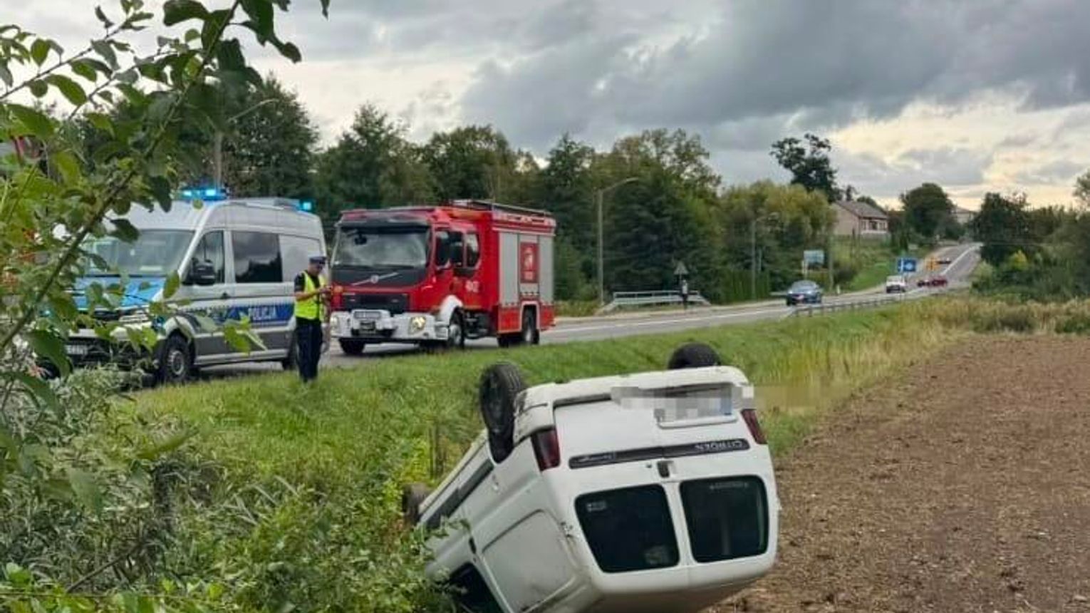 Dachowanie samochodu w Tymowej. Dwie osoby podróżowały autem, są utrudnienia na DW966