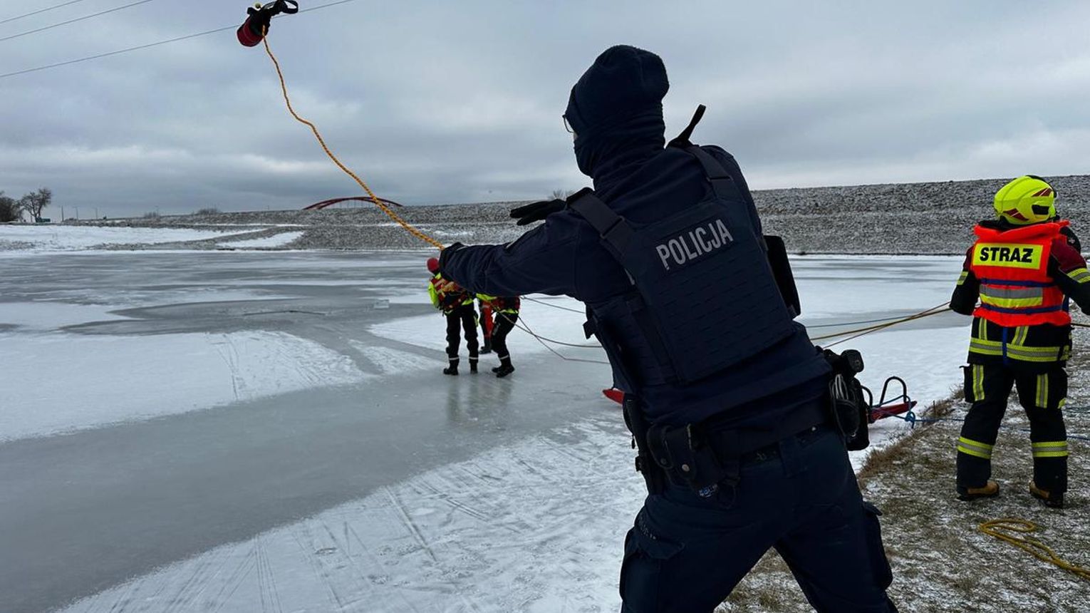 Dębiccy policjanci szkolili się z zakresu ratownictwa na lodzie
