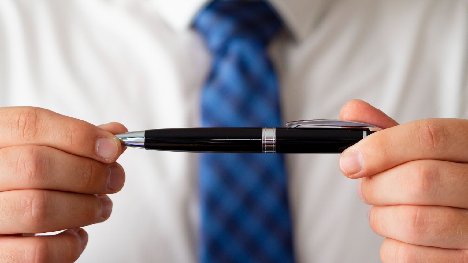 Dlaczego długopisy z logo wciąż są podstawą firmowych zestawów promocyjnych