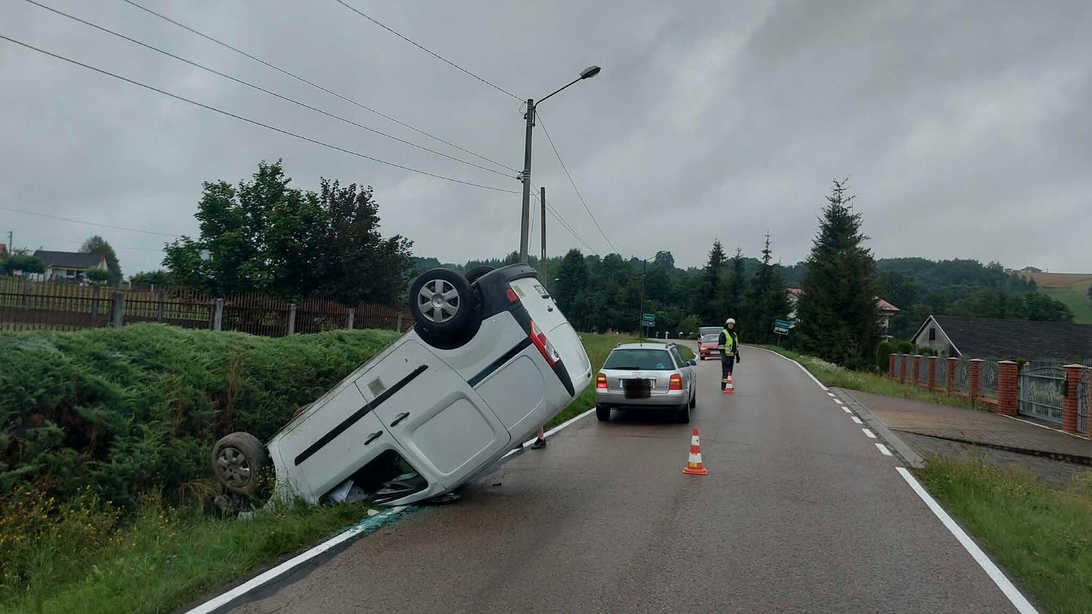 Dostawczak dachował w Ryglicach. Kierowca sam wydostał się z pojazdu