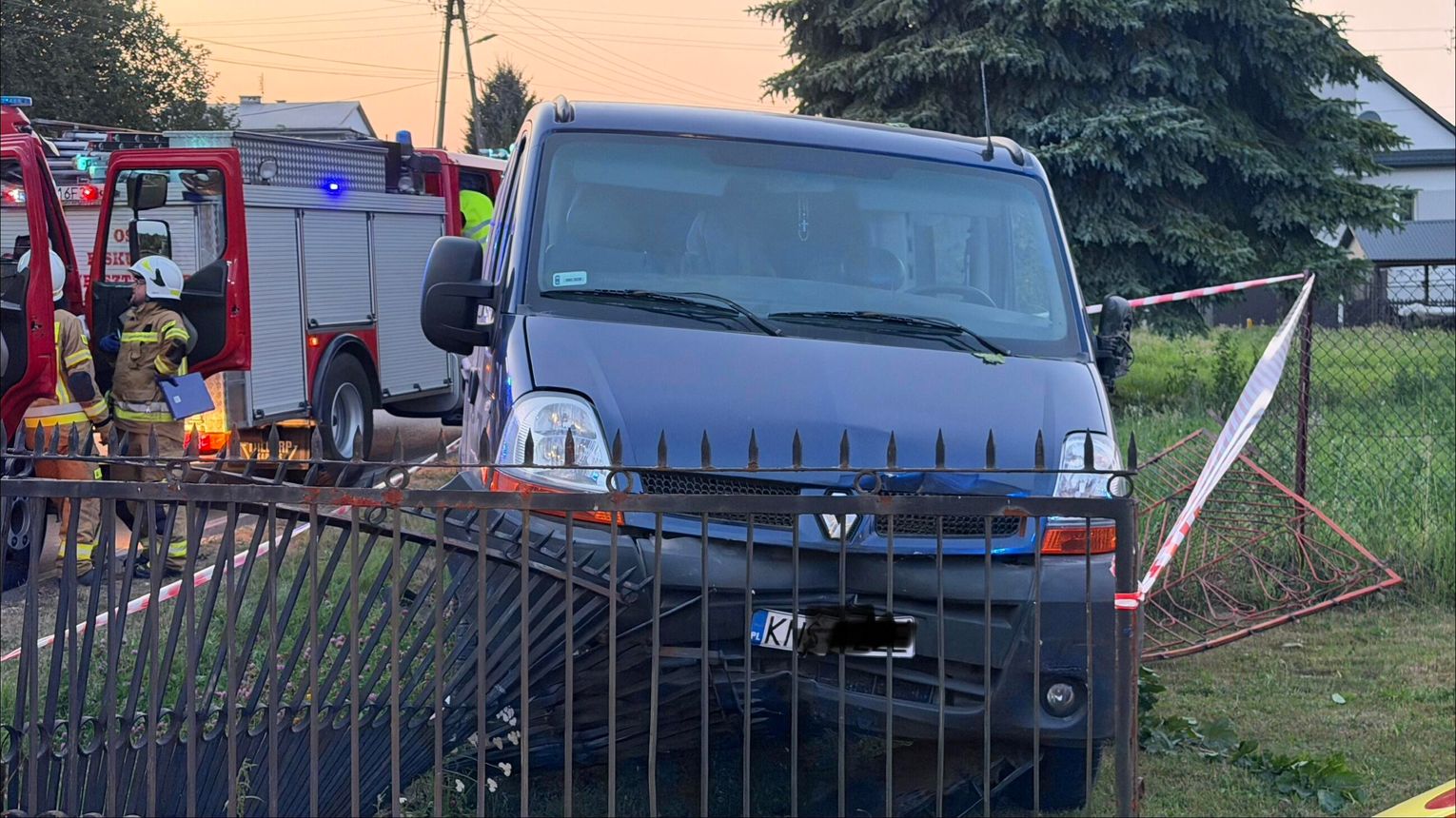 Dostawczak staranował dwa ogrodzenia! Groźnie wyglądające zdarzenie w Złotej