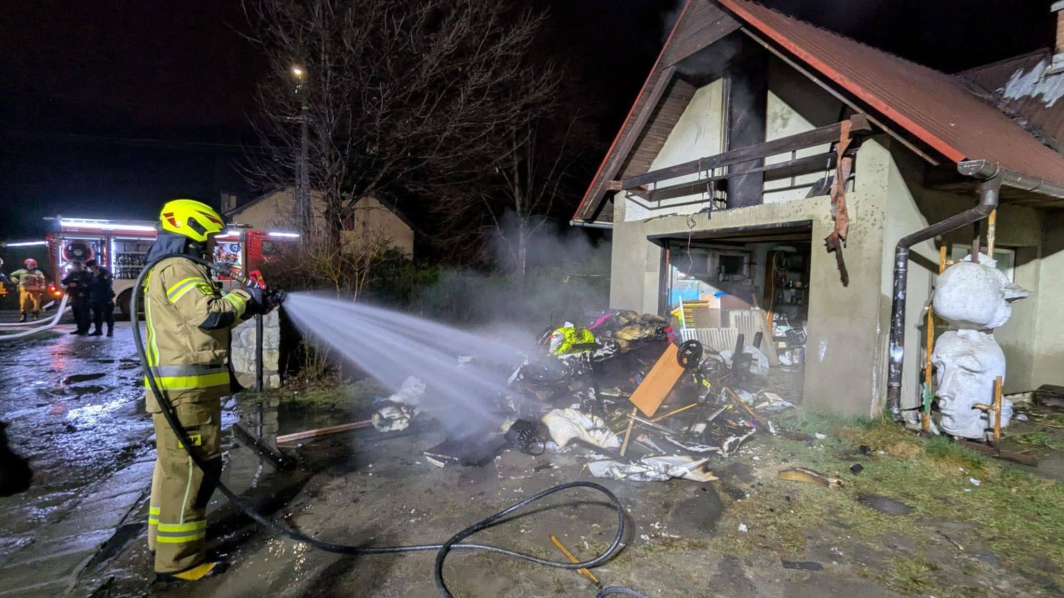 Dramat pod Nowym Sączem w środku nocy. Straże pożarne, pogotowie, policja i śmigłowiec w akcji!