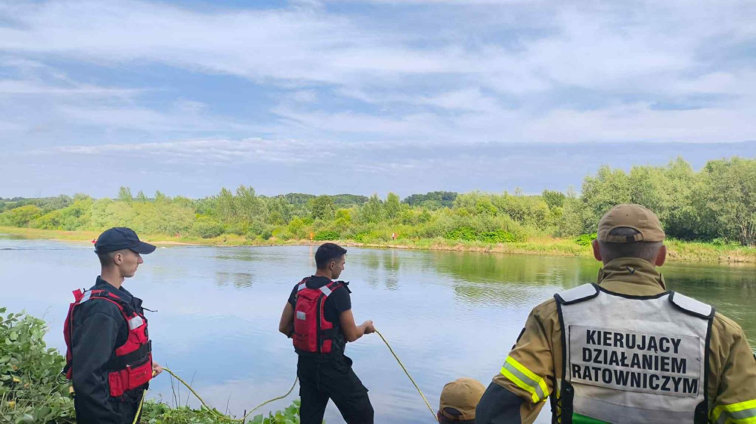 Drugi dzień poszukiwań traktorzysty na Dunajcu pod Tarnowem, który wraz z ciągnikiem wpadł do rzeki
