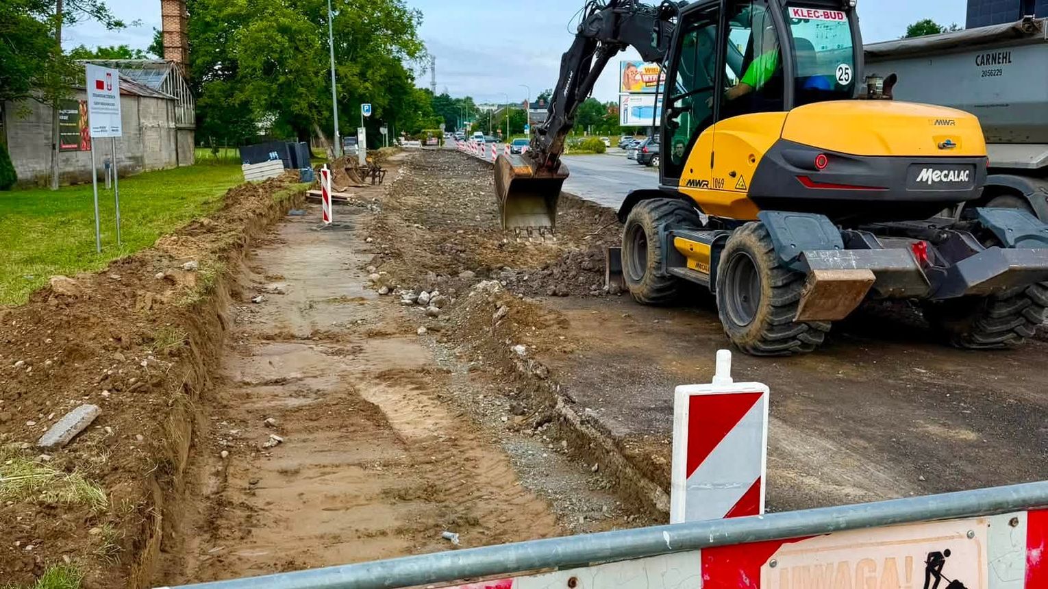 Duże zmiany przy ul. Powstańców Warszawy w Brzesku. Trwa ważna inwestycja drogowa