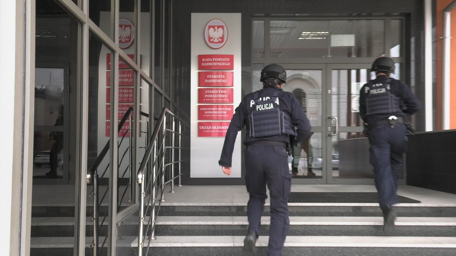 Terrorysta, zakładnik i ewakuacja budynku Starostwa Powiatowego w Dąbrowie Tarnowskiej. To ćwiczenia z obronności