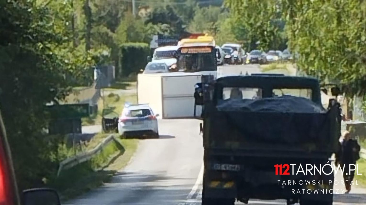 Dwa samochody osobowe i ciężarowy, który przewrócił się na bok uczestniczyły w zdarzeniu drogowym pod Tarnowem
