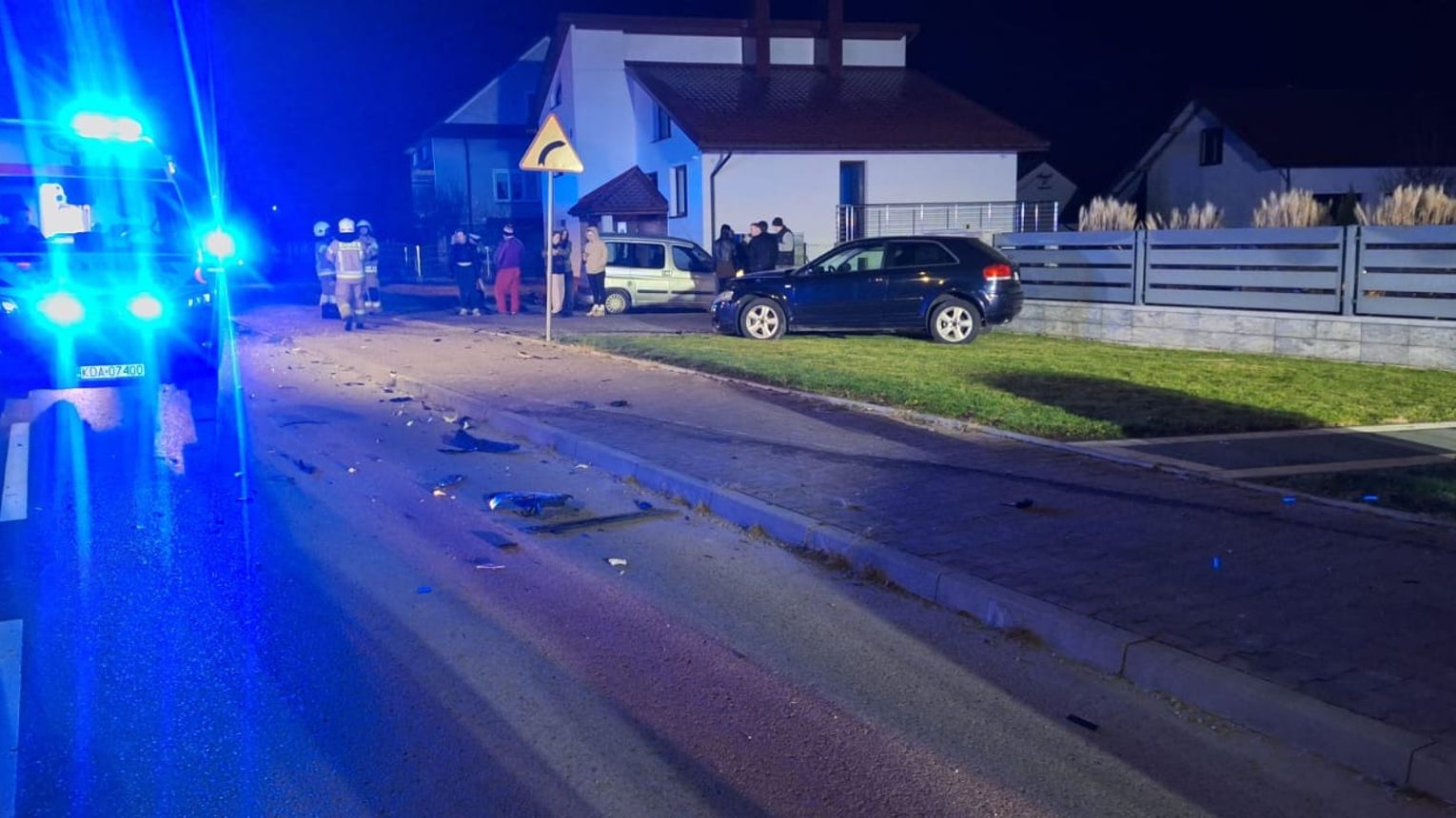 Dwie osoby w szpitalu po zderzeniu osobówek w powiecie dąbrowskim