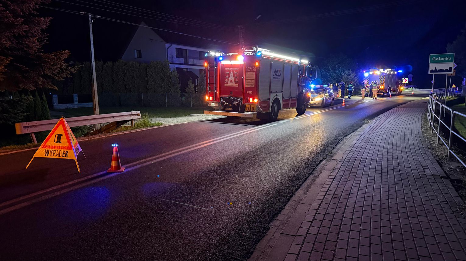 Fiat wpadł do rowu i uderzył w mostek