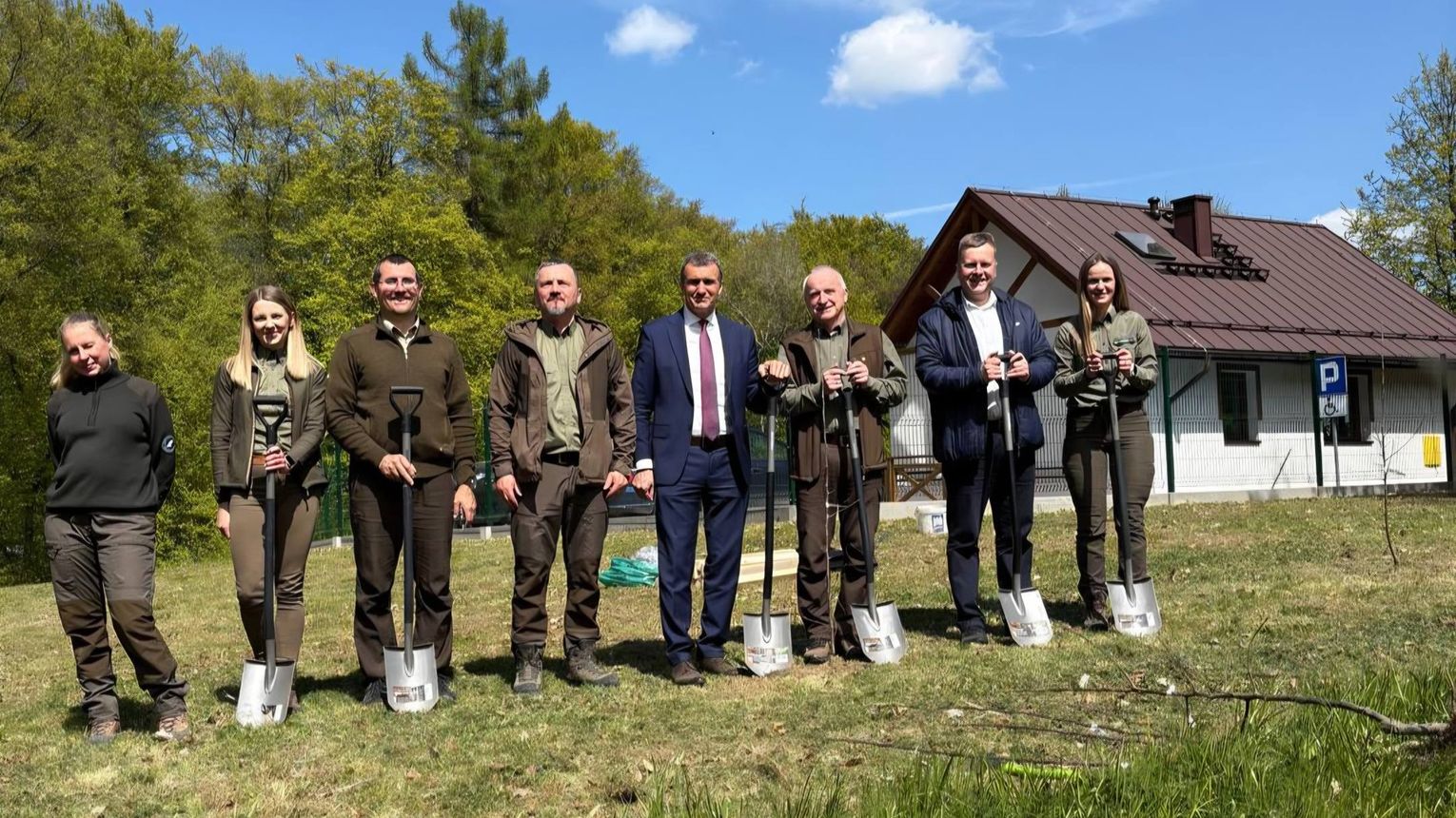 Garnitury w błocie i drzewa w ziemi. Nietypowa akcja pod Tarnowem przyciągnęła uwagę mieszkańców