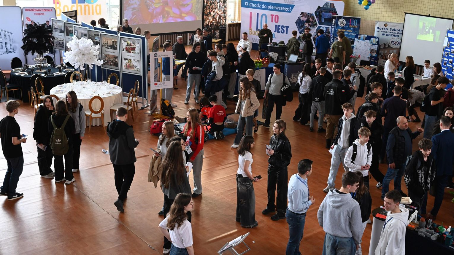 Giełda Edukacyjna w Bochni. Ósmoklasiści poznali ofertę szkół z powiatu bocheńskiego