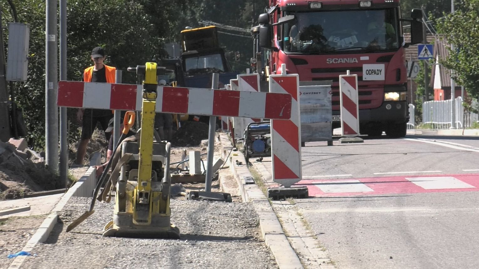 Gmina Drwinia. Modernizacja chodnika w miejscowości Dziewin dobiega końca