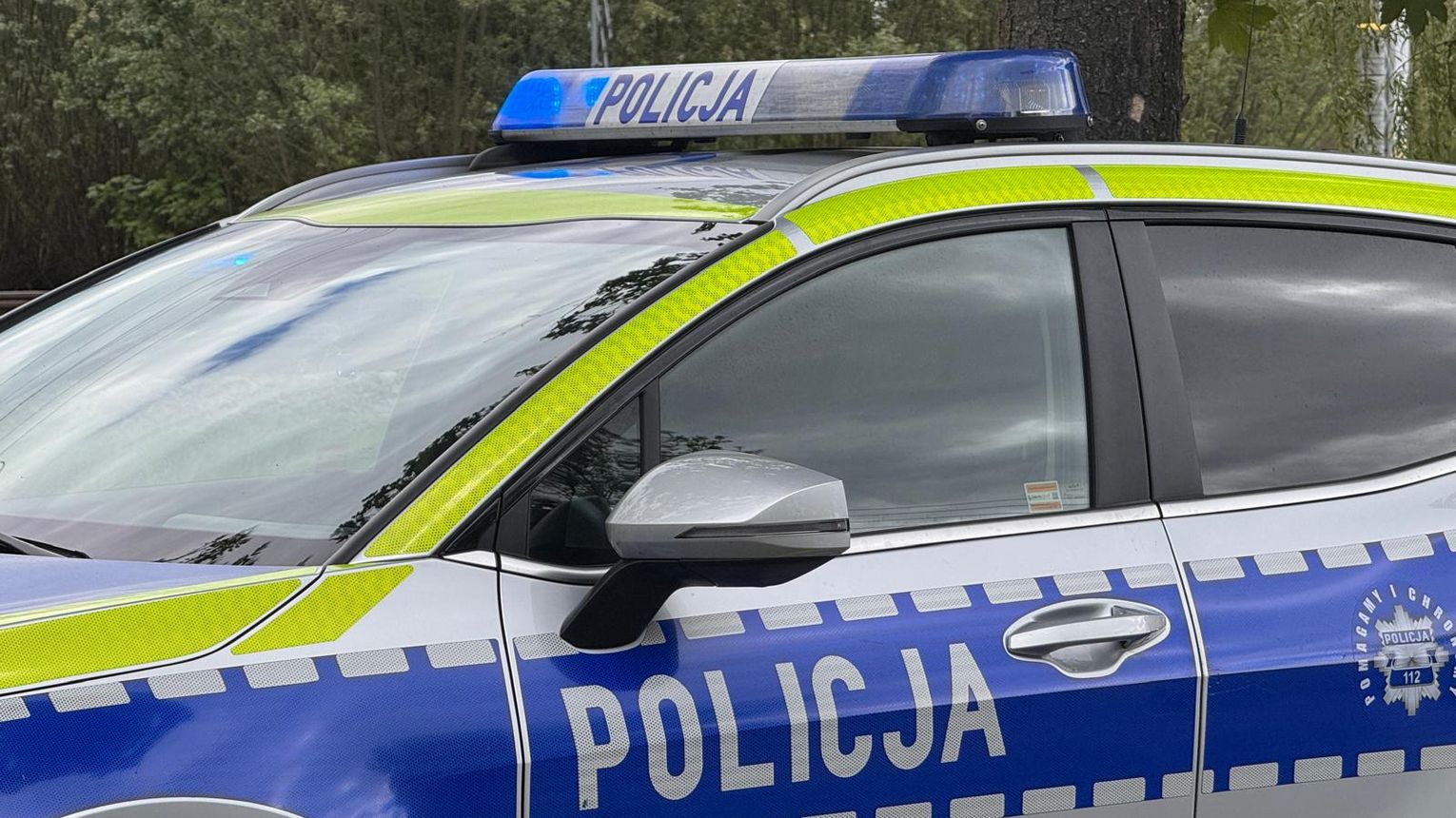 Groził kobiecie nożem i spaleniem domu. Uciekła przez okno, napastnik ukrył się w lesie