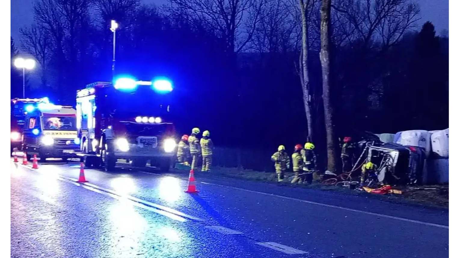 Groźny wypadek na DK28 w Ropie. Auto uderzyło w drzewo, kierowca w szpitalu!