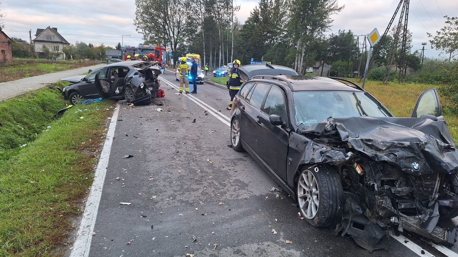 Groźny wypadek na DW982 w Borkach. Dwie osoby trafiły do szpitala