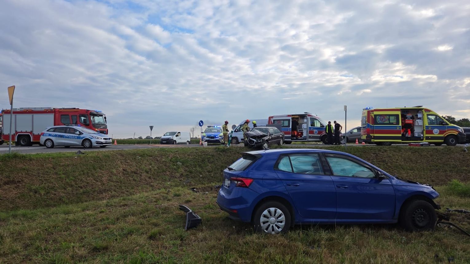 Groźny wypadek na obwodnicy Szczurowej. Dwa samochody rozbite, jeden wypadł z drogi. Dwie osoby trafiły do szpitala