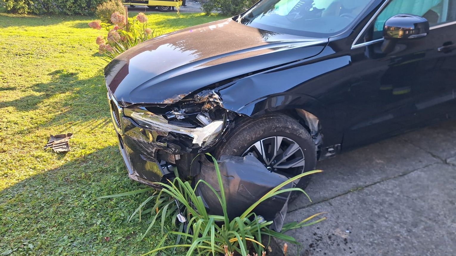 Groźny wypadek w Kąśnej Dolnej. Samochód osobowy uderzył w budynek mieszkalny. Dwie kobiety w szpitalu