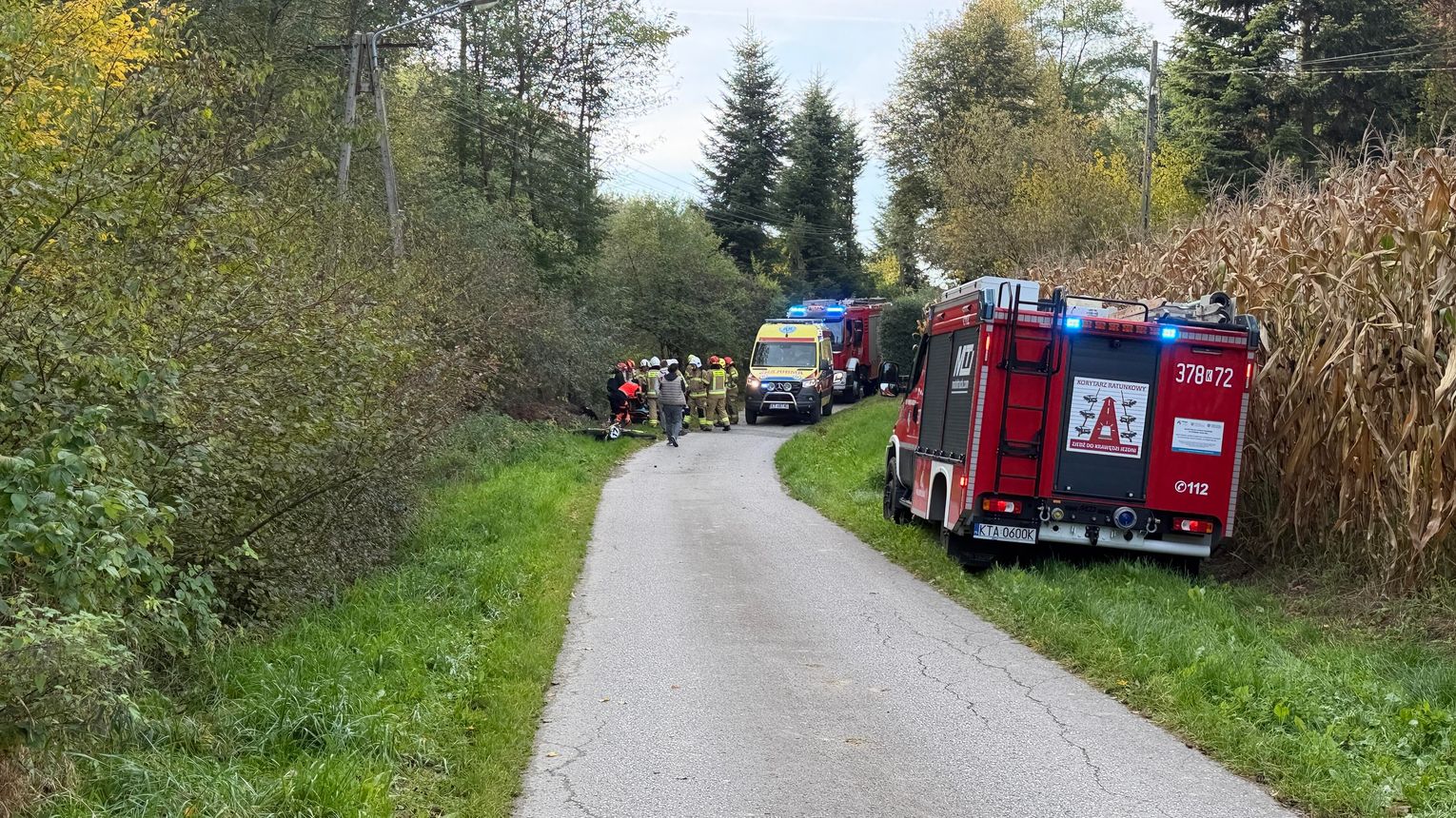 Groźny wypadek w Porębie Radlnej. Zderzyli się dwaj młodzi motocykliści. Droga całkowicie zablokowana
