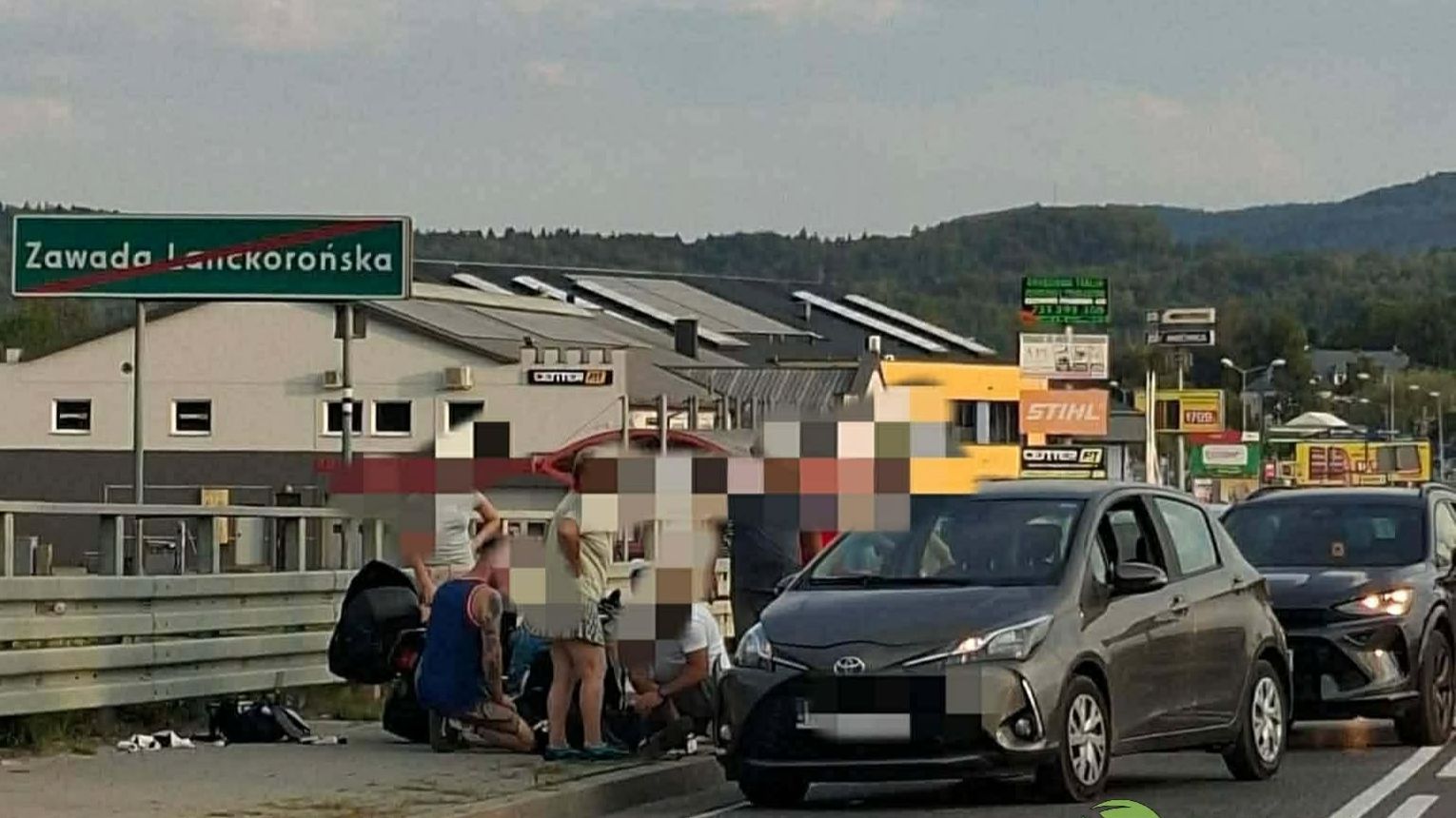 Groźny wypadek w Zakliczynie. Motocykl zderzył się z Toyotą tuż przy moście na Dunajcu