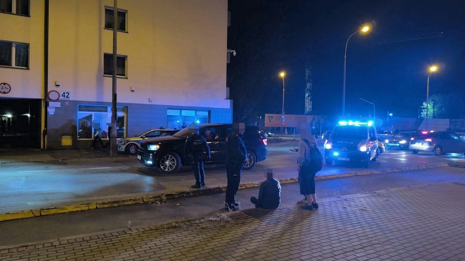 Interwencja służb na ul. Krakowskiej w Tarnowie. Mężczyzna trafił pod opiekę ratowników