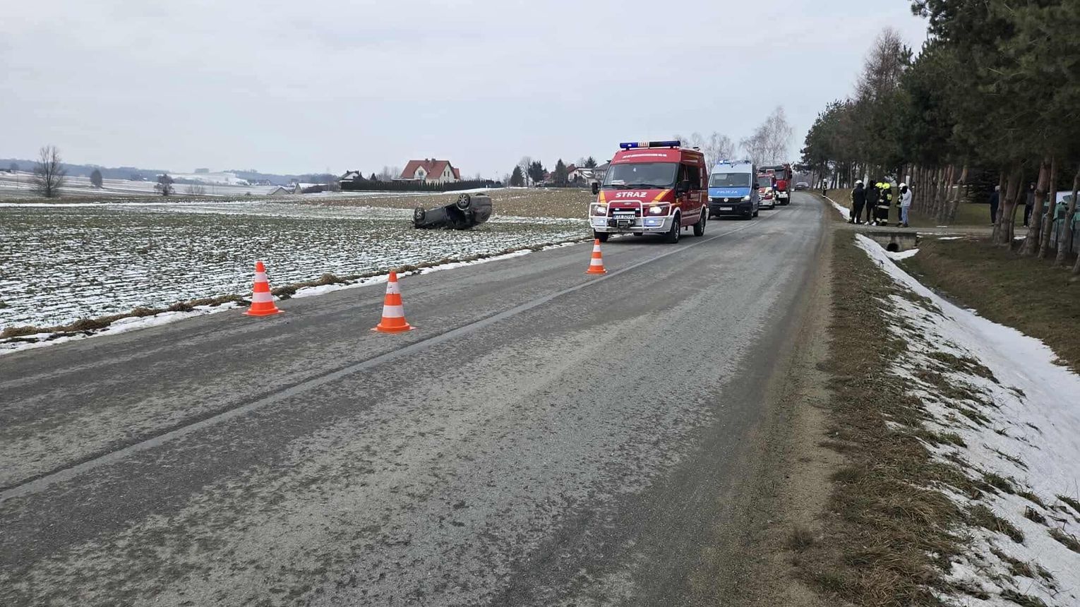 Jedna osoba została poszkodowana po dachowaniu osobówki w Kowalowej