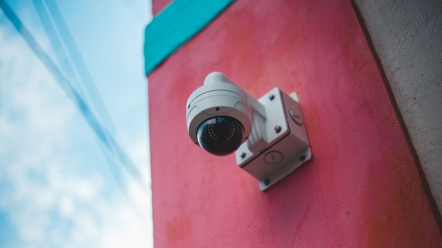 Kamery IP wokół domu – jak zacząć monitoring posesji bez wkręcania się w technikalia?