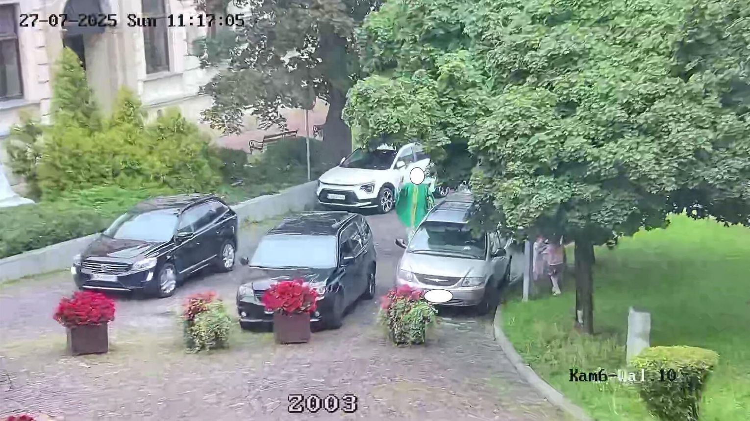 Kapłan poświęcił samochody stojące na zakazie. Strażnicy miejscy nie zdążyli z mandatami