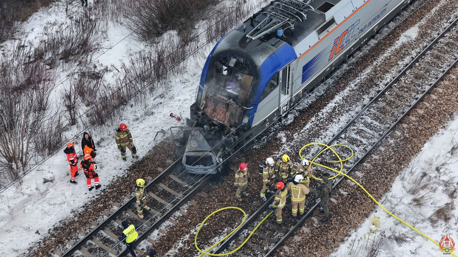 Karambol na torach pod Warszawą. Pociąg jadący do Rzeszowa uderzył w samochód stojący na torach a następnie doszło do kolejnego zderzenia z innym pociągiem