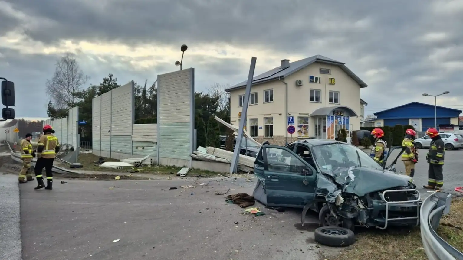 Karambol w Brzozówce pod Tarnowem. Kierujący suzuki zderzył się z innymi samochodami ale też uszkodził infrastrukturę drogową