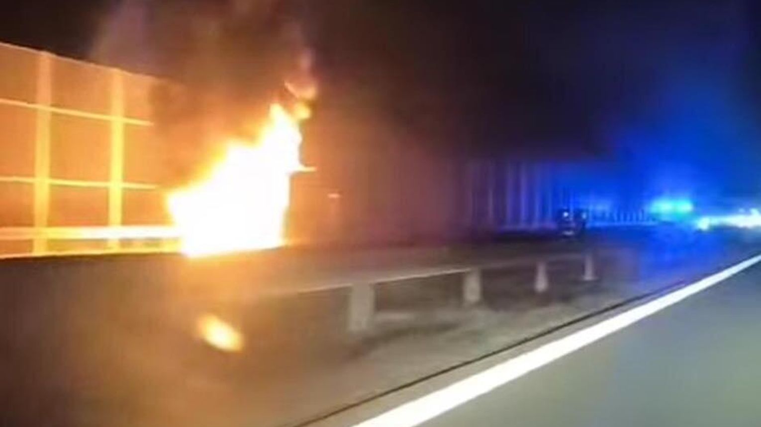 Karetka stanęła w płomieniach na autostradzie A4. Przewoziła pacjenta!