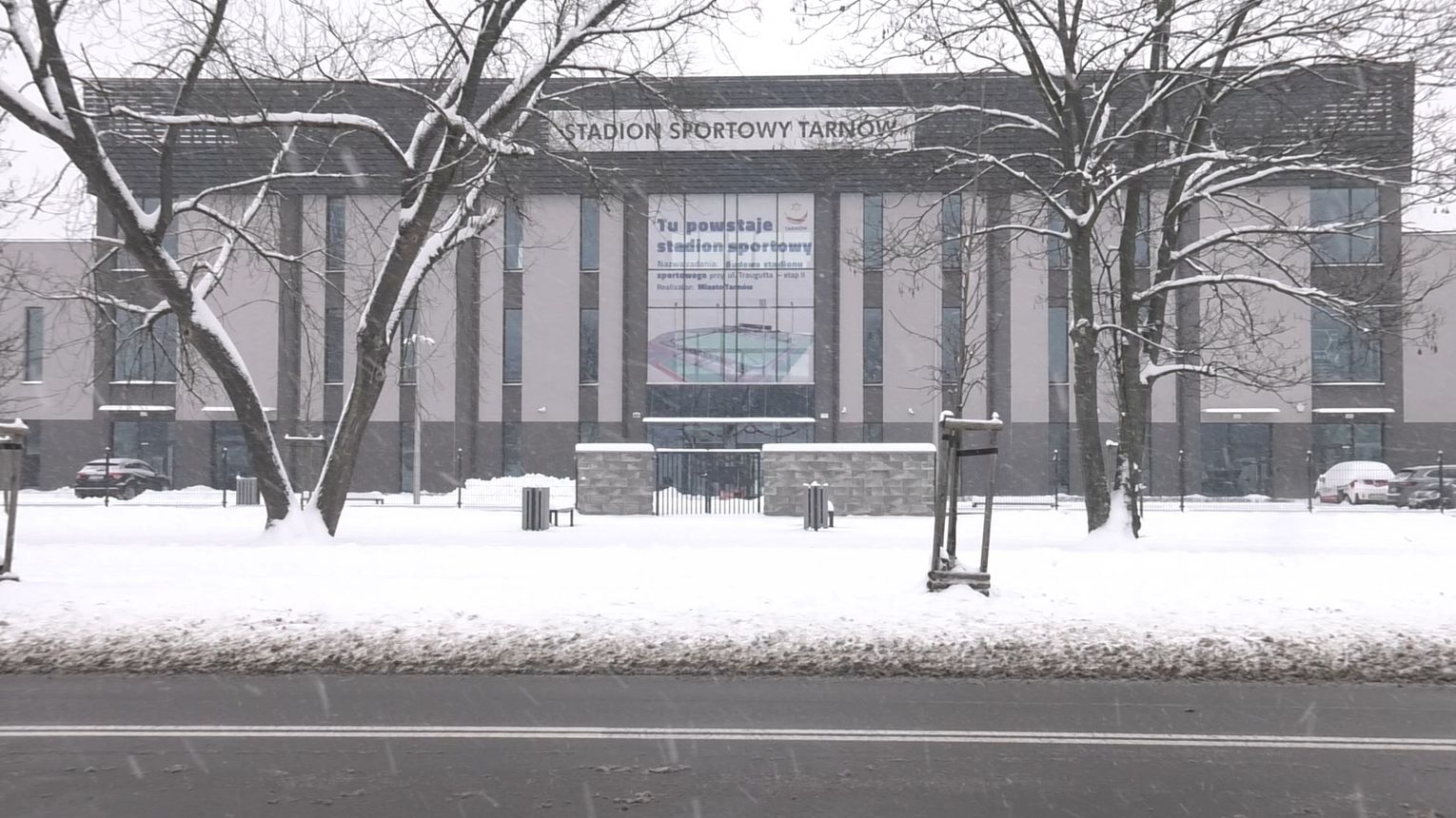 Kary liczone w dziesiątkach tysięcy złotych za każdy dzień opóźnienia na stadionie w Mościcach
