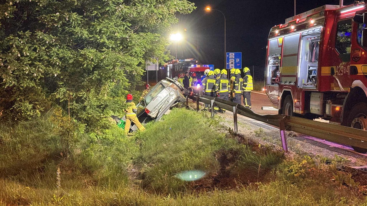 Kierowca opla w szpitalu po wypadku na autostradzie A4 między Tarnowem a Dębicą