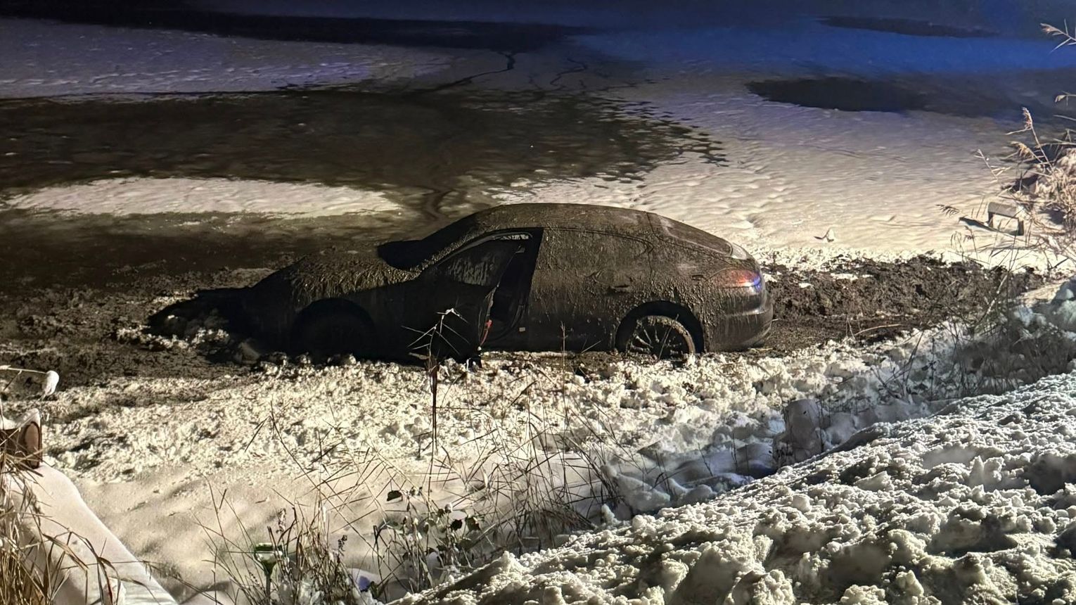 Kierowca porzucił porsche w stawie z błotem