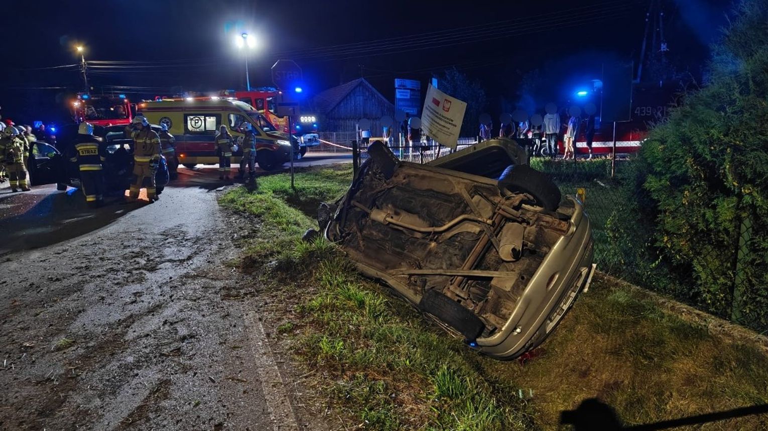 Kierująca peugotem sprawcą kolizji w Oleśnie, jej samochód dachował. Jedna osoba w szpitalu