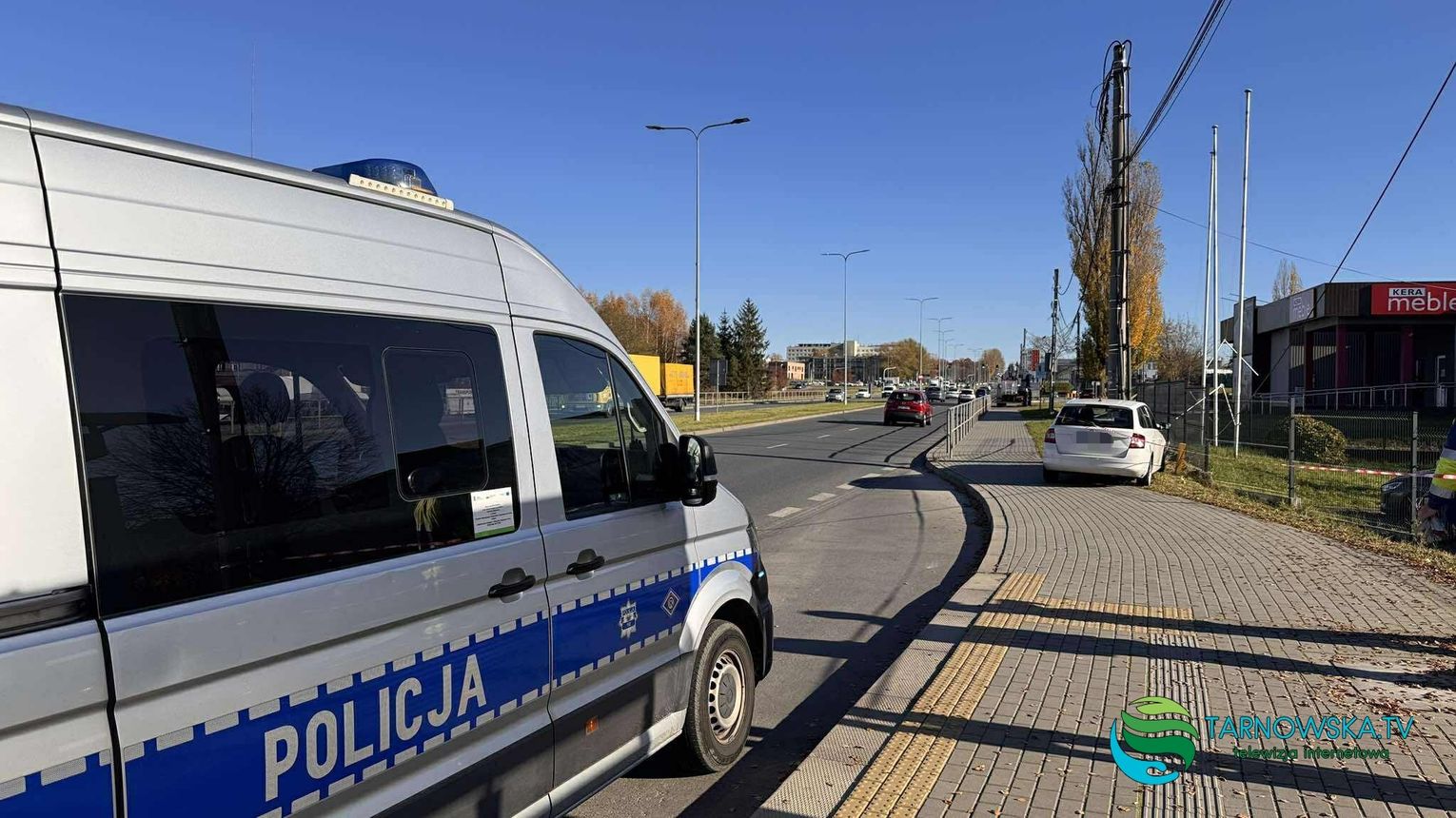 Kierująca skodą wjechała w słup w Tarnowie. Kobieta trafiła do szpitala