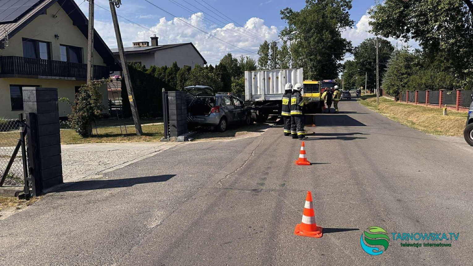 Kierująca toyotą uderzyła w przyczepę i ogrodzenie w Nowych Żukowicach