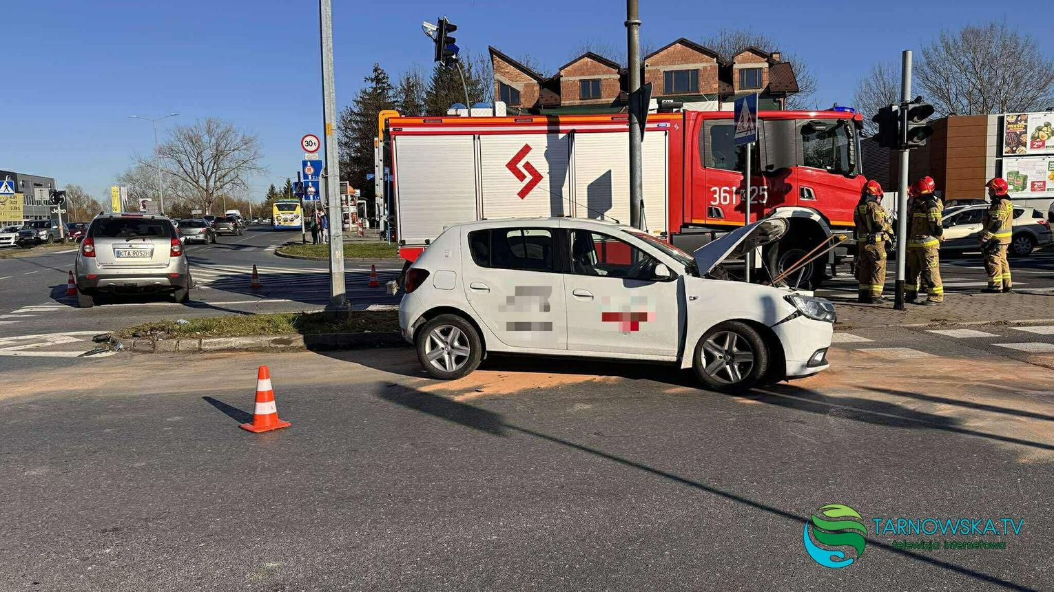 Kierujący mieli „zielone”. Zderzenie dwóch samochodów na Krakowskiej w Tarnowie