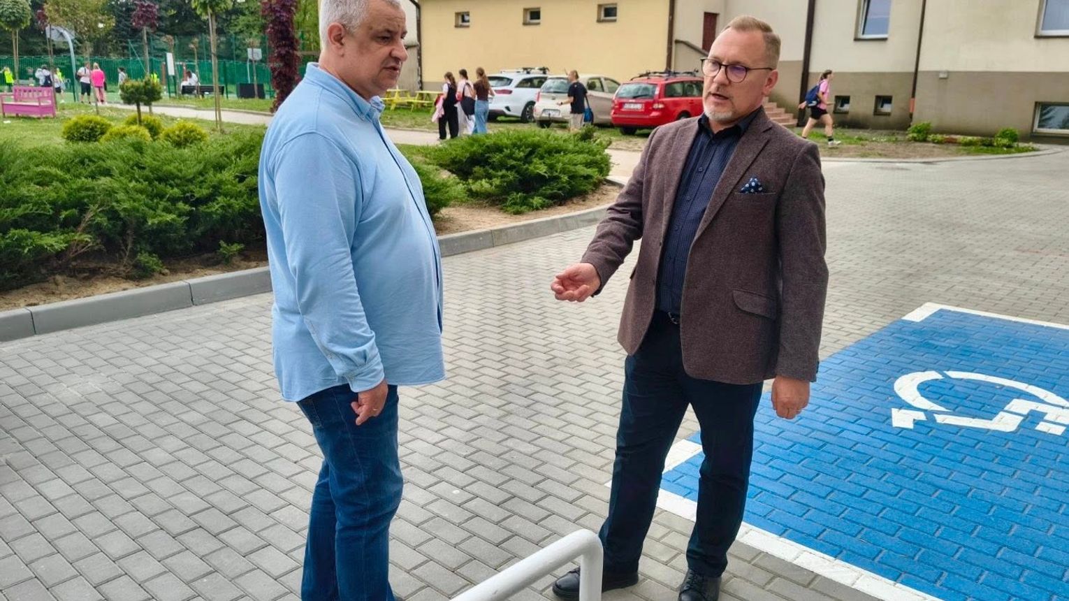 Kolejna szkoła bez barier w Brzesku. Przy PSP nr 1 powstał nowy podjazd i miejsca parkingowe