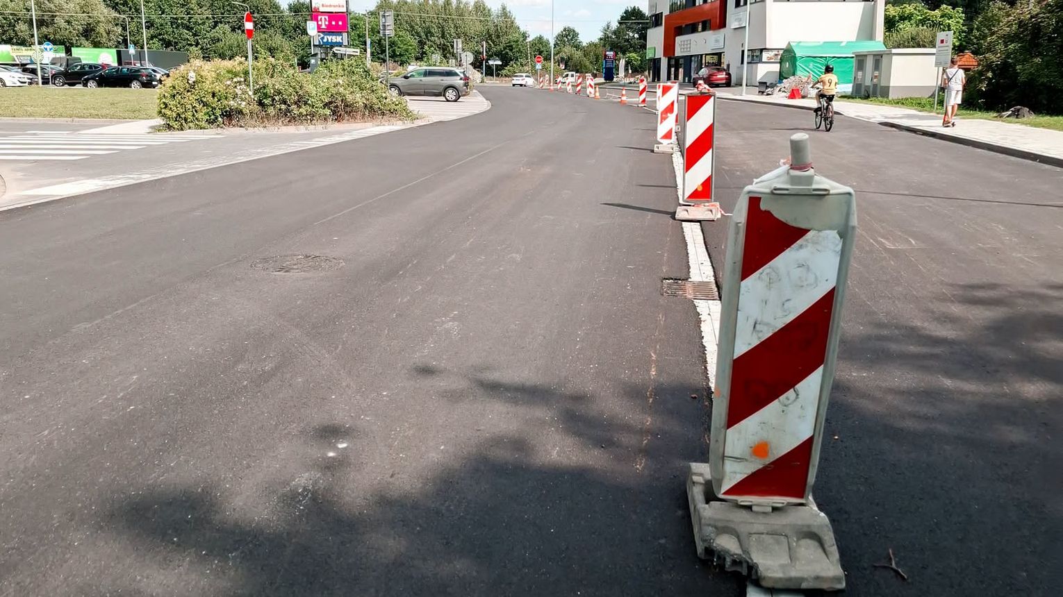 Kończy się przebudowa ul. Powstańców Warszawy w Brzesku. Jest już nowa nawierzchnia, chodniki i parkingi