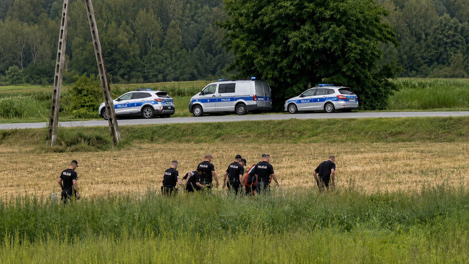 Koniec wielkiej obławy w rejonie Jodłowej! Dwóch poszukiwanych mężczyzn ujętych pod Brzostkiem