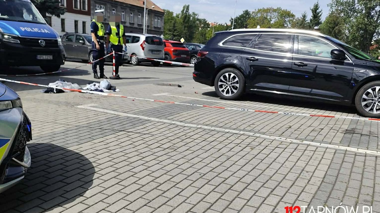 Krwawe zdarzenie przy centrum handlowym w Tarnowie. Mężczyzna z ranami ciętymi, policja zabezpiecza teren