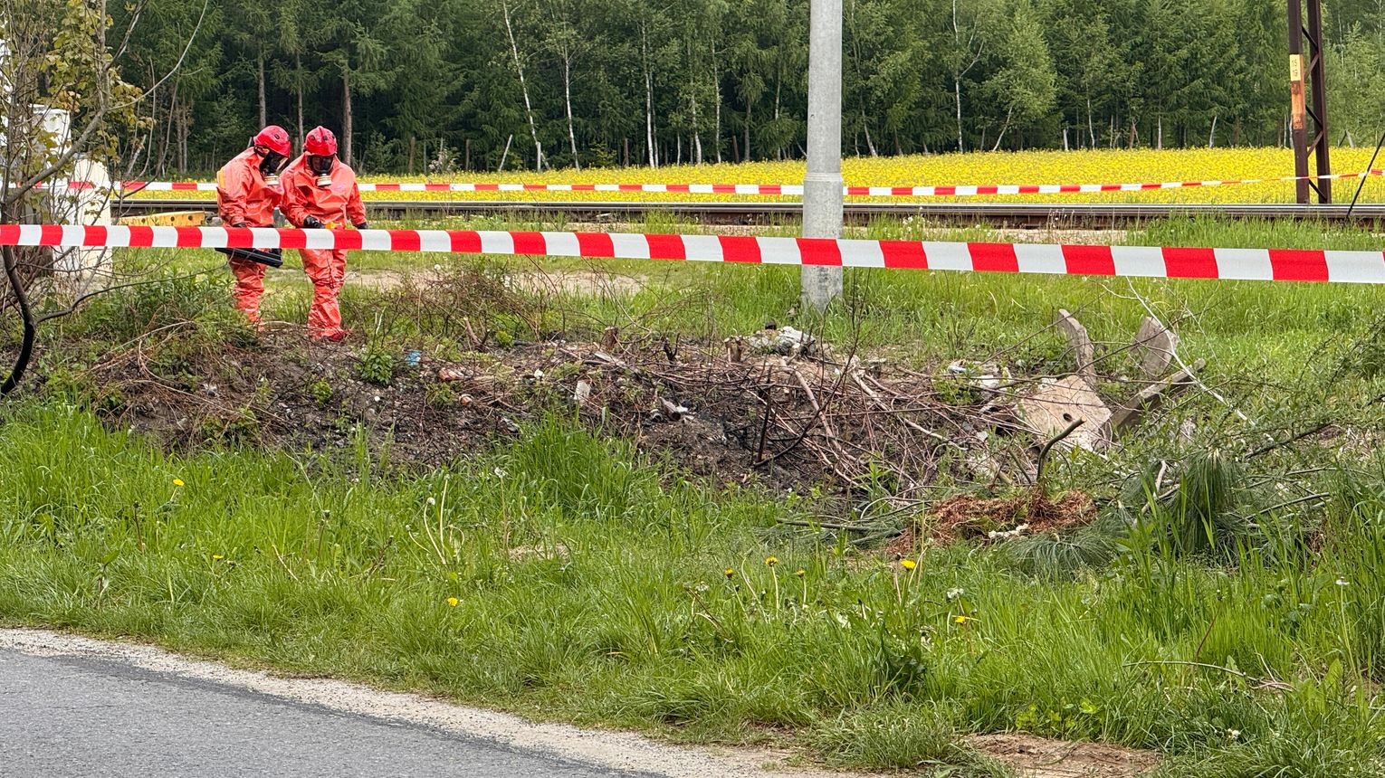 Łowczów. Chemikalia w przydrożnym rowie