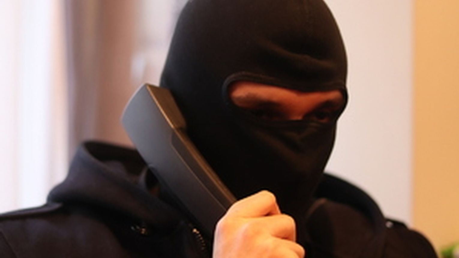 Małżeństwo z Krakowa padło ofiarą oszustwa na policjanta, tracąc prawie milion złotych