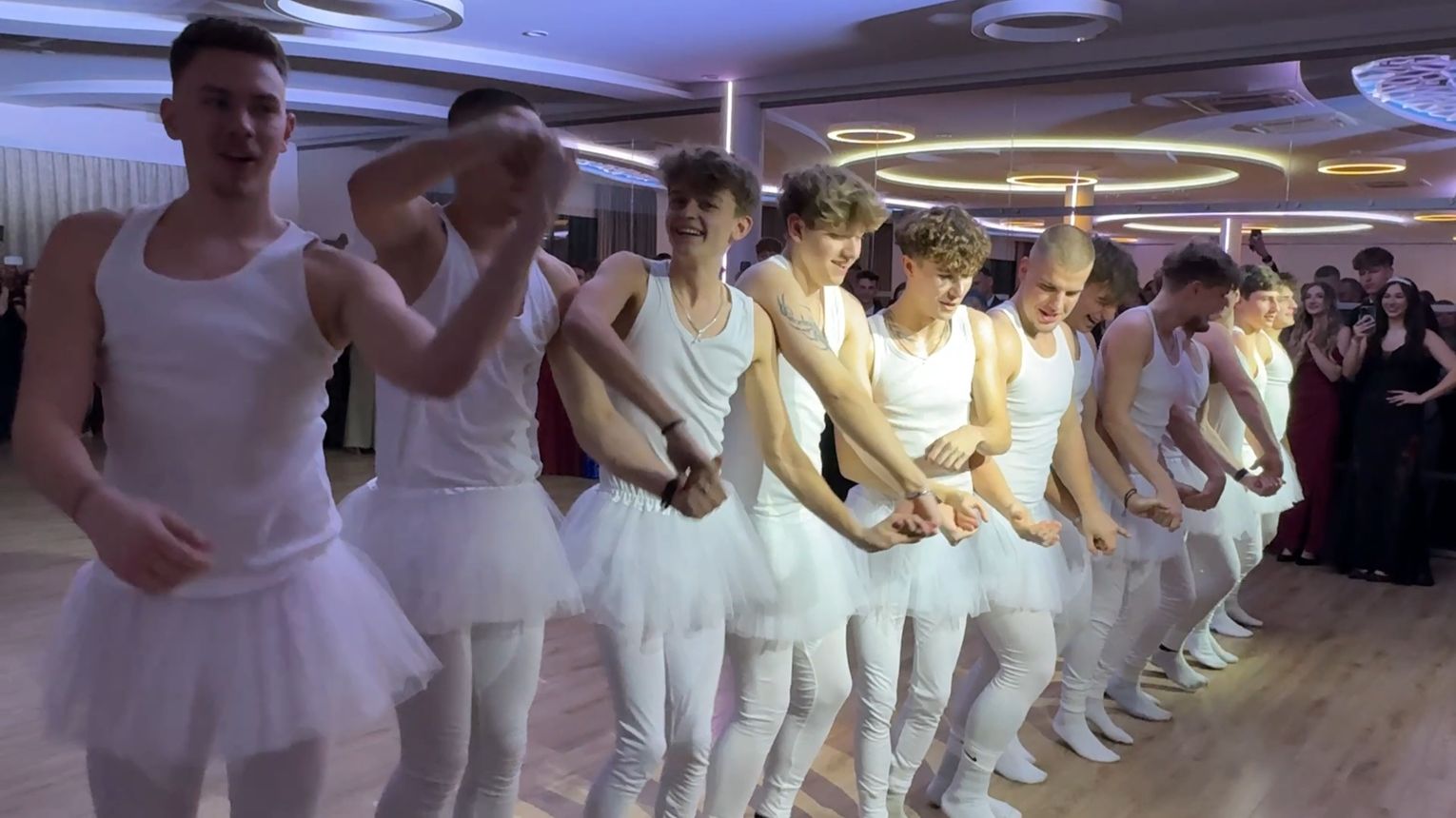 Maturzyści przebrali się za baletnice i zatańczyli. Nagranie ze studniówki ZSLiT w Wojniczu już jest hitem!