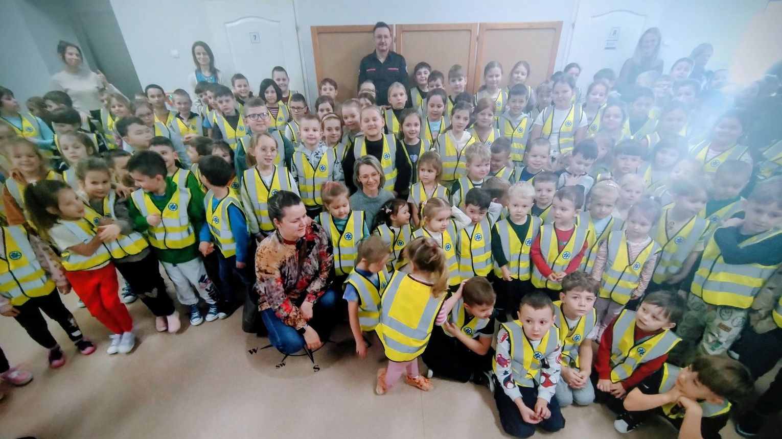 Medycy przekazali kamizelki odblaskowe dzieciom ze szkoły w Olszynach