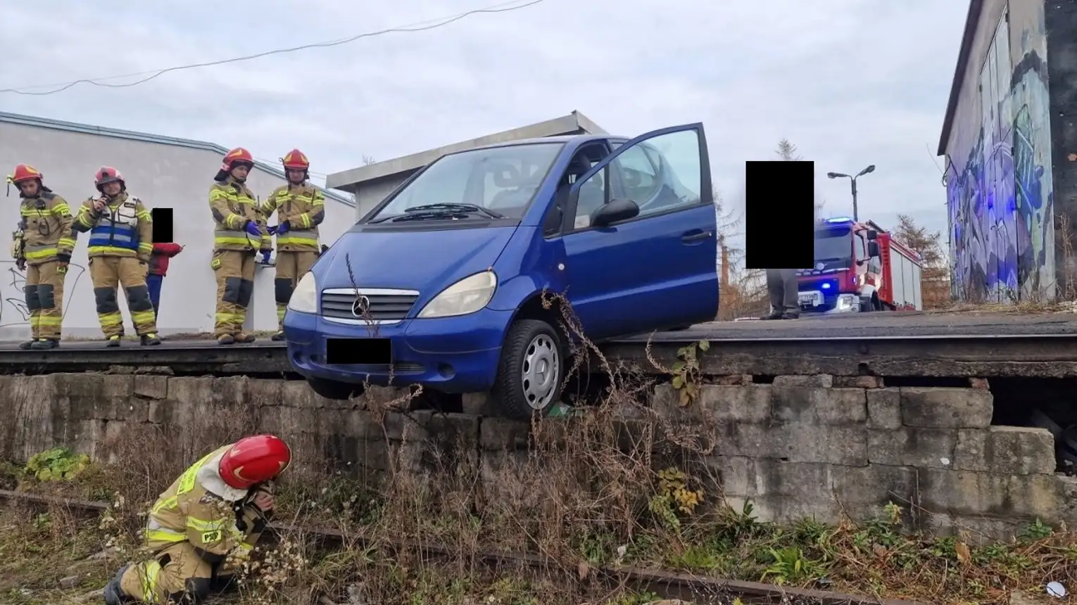 Mercedes zawisł na rampie kolejowej w Tarnowie. Samochód wyciągneli strażacy